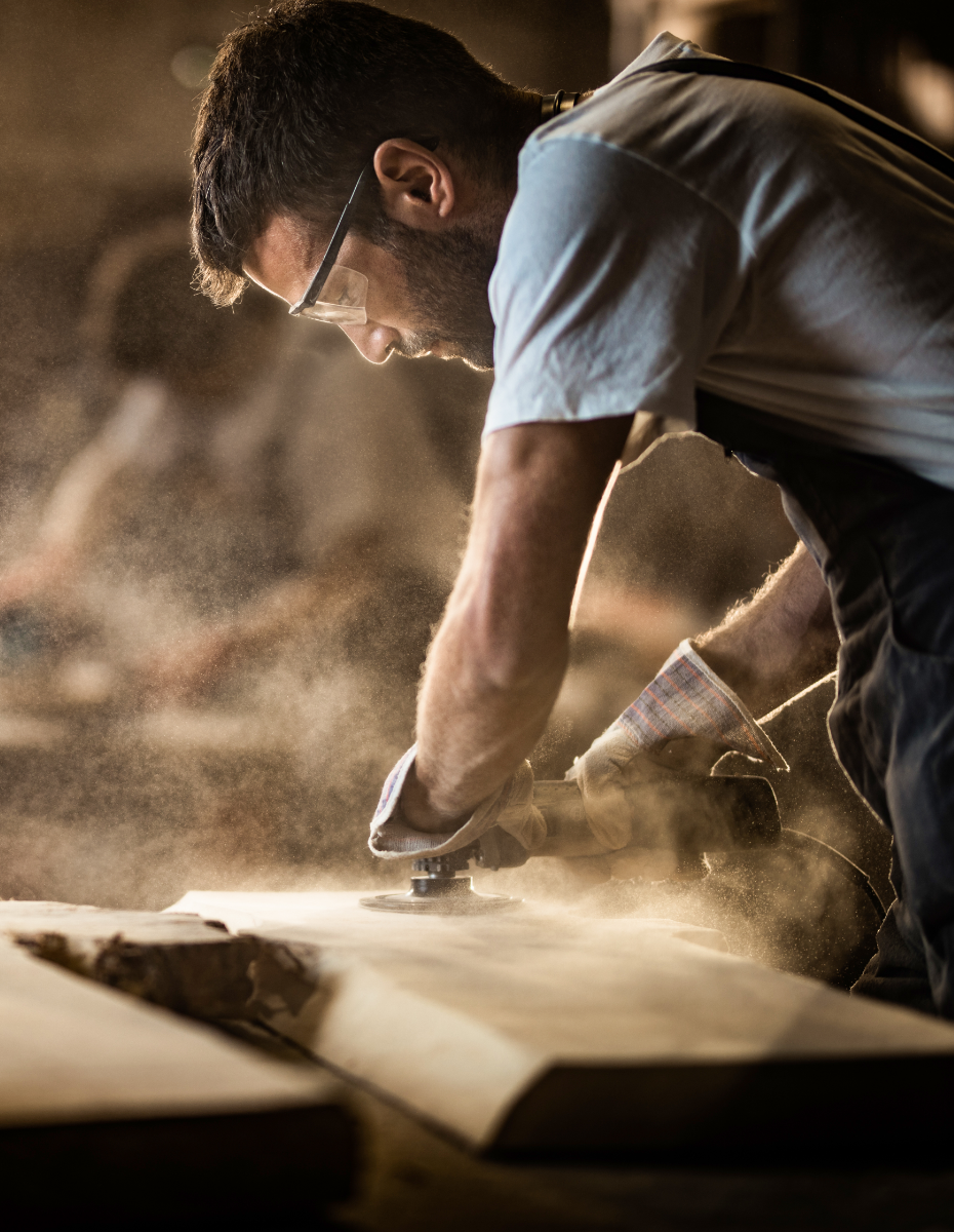 Zimmermann beim Arbeiten mit Kreissägen