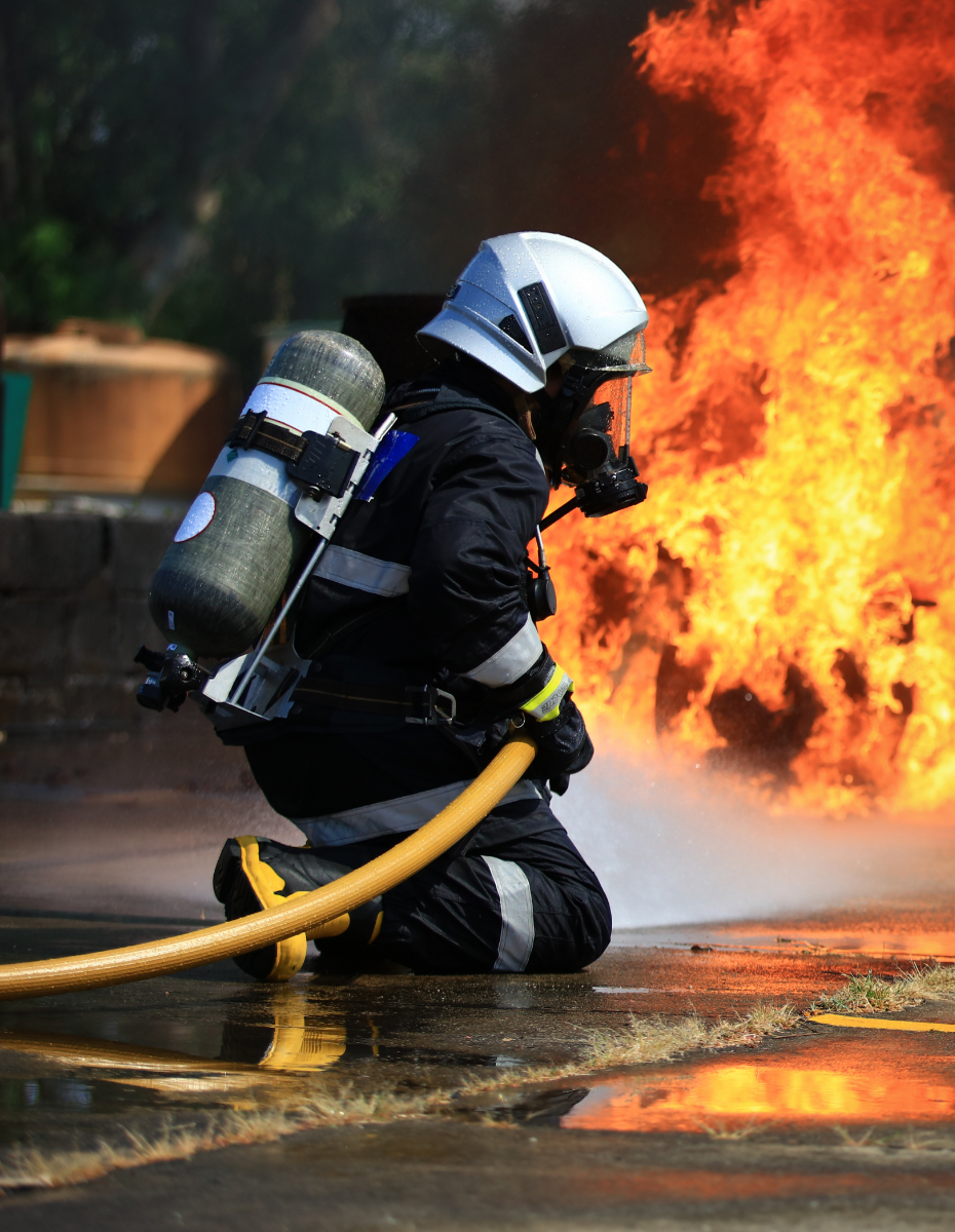 Feuerwehrmann bei Einsätzen mit schwerer Technik